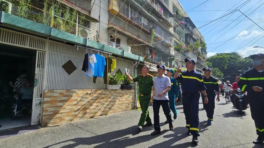 市公安厅消防与救援警察科工作人员走访各家各户,劝说居民拆除公寓阳台的铁架和窗栏杆。(图:PH)