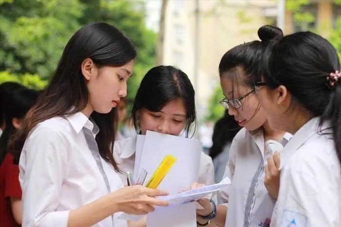 学生正在查看考试成绩。(示意图:互联网)