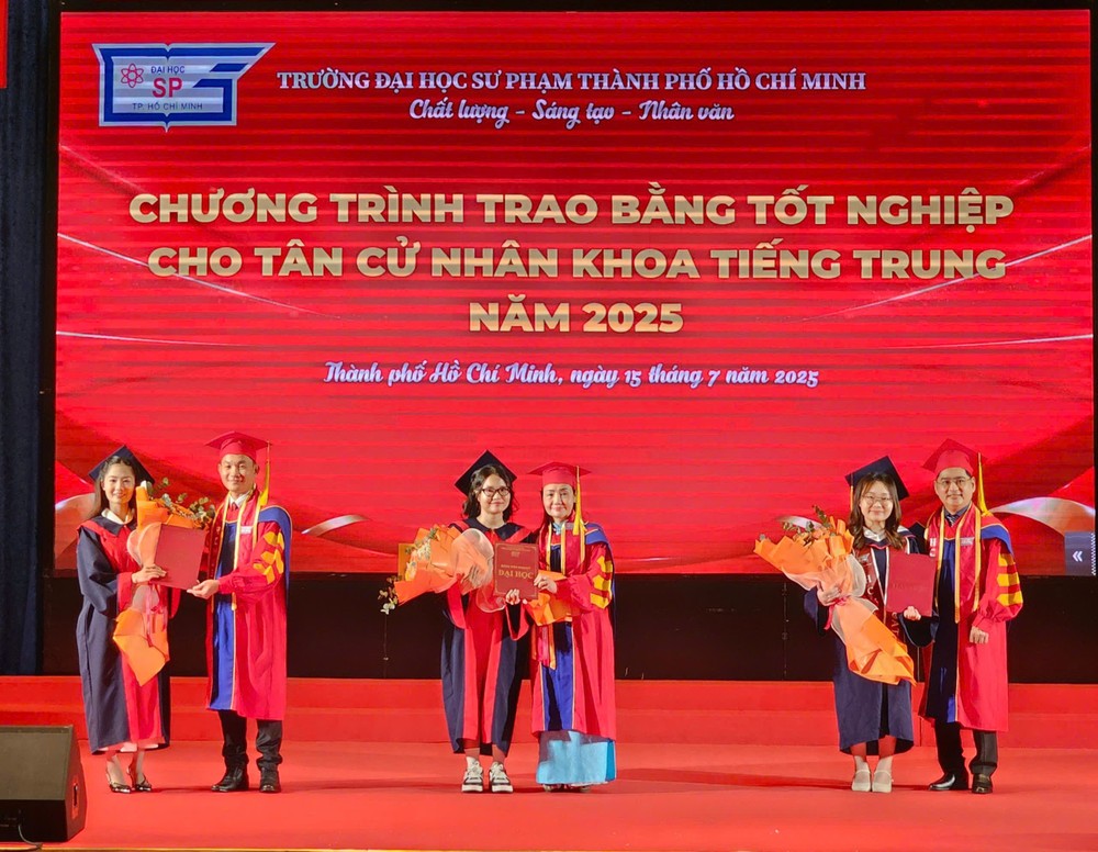 市师大中文系毕业典礼。 trao-bang-tot-nghiep.jpg
