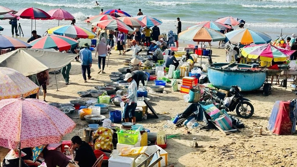 水仙海滩自发海鲜市场。(图:光宇)