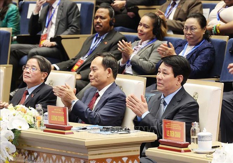 出席会议的领导和嘉宾。 出席会议的领导和嘉宾。
