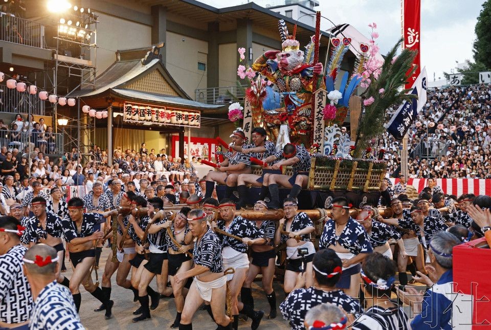 日本博多祇园山笠花车活动清晨火热上演