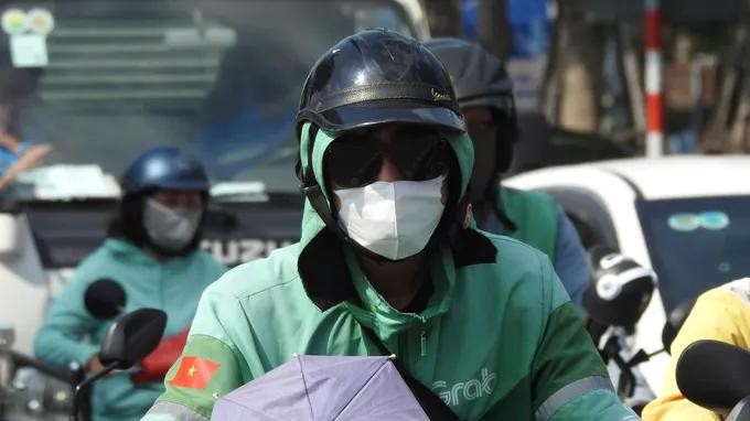中部地区天气酷热民众出外都穿上防晒衣、佩戴口罩。(示意图:互联网)