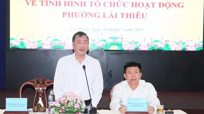 市人民议会副主席范成坚(站)在会议上发言。(图:春忠)