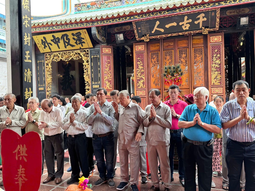 群古乐业团执委会向关圣帝君圣像参拜。 D2.jpg