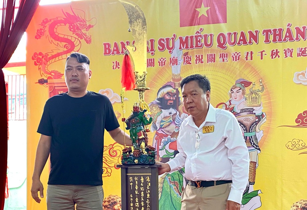 理事长杨振明(右)将“关帝青龙宝刀”正式移交予施广顺先生。