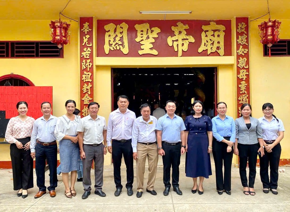 理事长杨振明(左六)接待安乐坊各部门领导前来贺诞。 K2.jpg