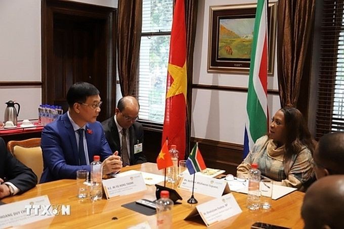 越南国会副主席武鸿青会见南非全国省级事务委员会(上议院)主席雷菲尔韦·姆特什韦尼-齐帕尼(图:越通社)