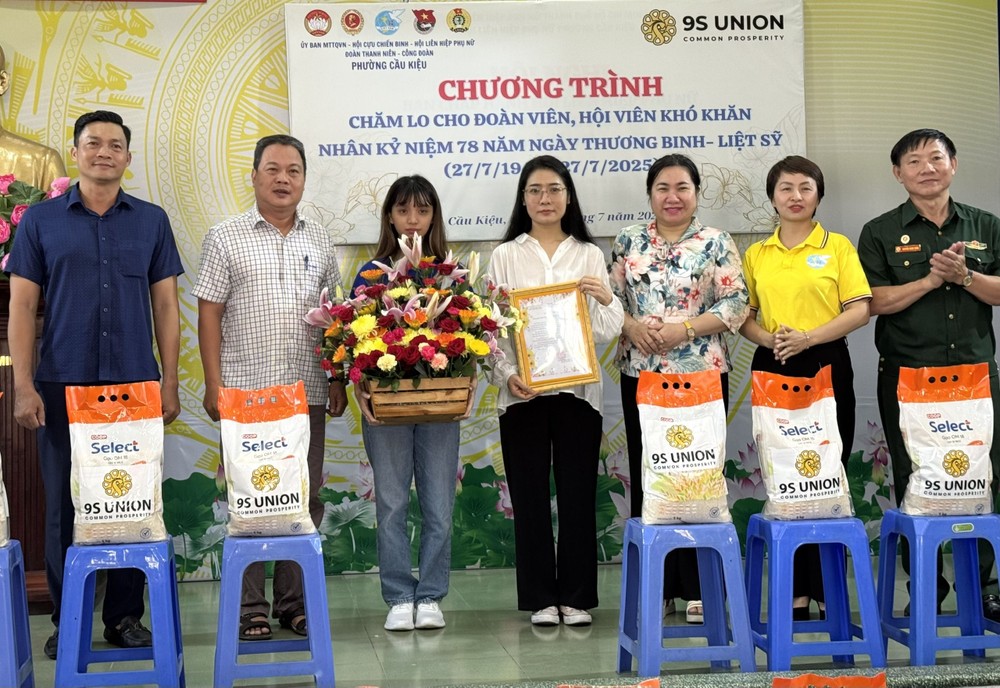 荞桥坊越南祖国阵线委员会主席阮长南向9S UNION全球经济联合赠送感恩函。 D4.jpg