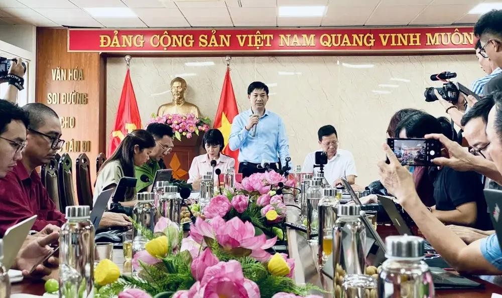 广宁省人委会副主席阮文功（中）在新闻发布会上发言。（图：阮馨）