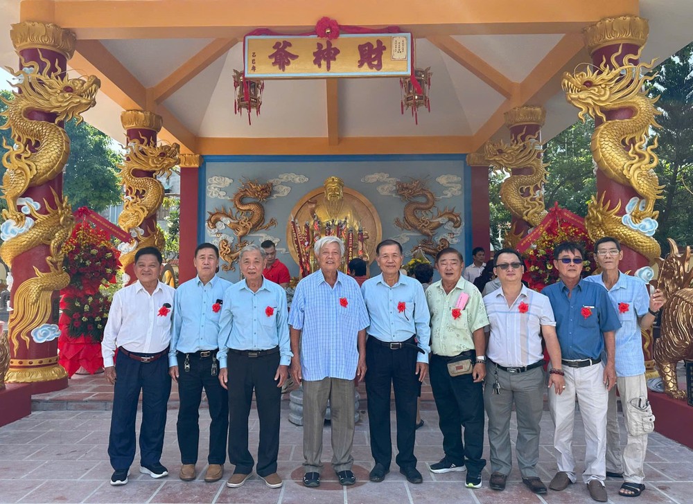 本市头顿五邦天后宫理事长梁肇添(右六)与各华人社团代表合影。