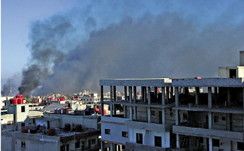 叙利亚南部苏韦达地区上空19日升起黑烟。(图:AFP)
