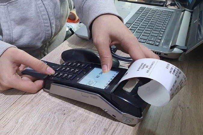 税务局:截至7月15日,全国共有25万2635个经营单位登记使用收银机开具电子发票。(图:天枰)