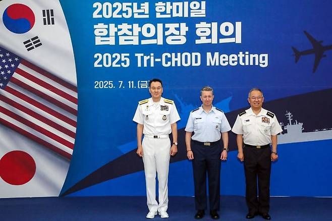7月11日,在首尔龙山联合参谋本部大楼,韩国联合参谋本部议长金明秀(左起)、美军参谋长联席会议主席丹·凯恩、日本自卫队统合幕僚长吉田圭秀合影留念。 (图:韩联社)