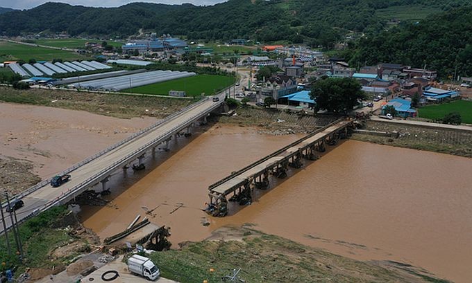 20日,在庆尚南道山清郡桥樑被暴雨冲毁。(图:韩联社)