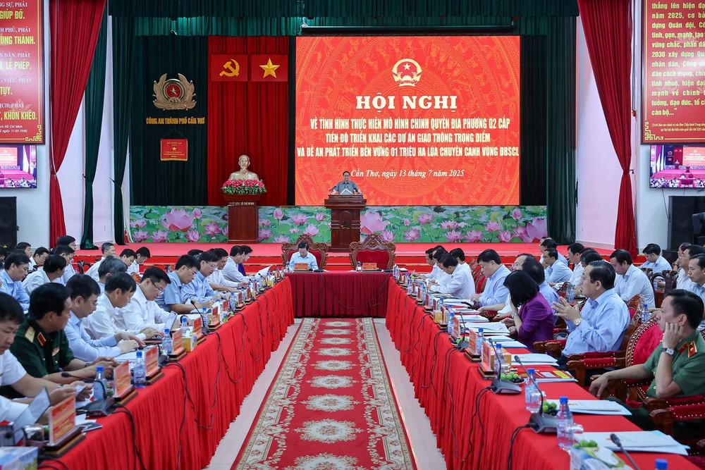 政府总理范明政与九龙江平原各省领导人举行的会议现场。(图:VGP)