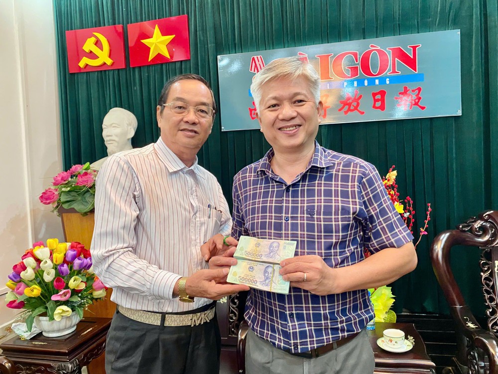 天后宫常务副理事长陈永安(左)向本报转交一亿元。 K2.jpg