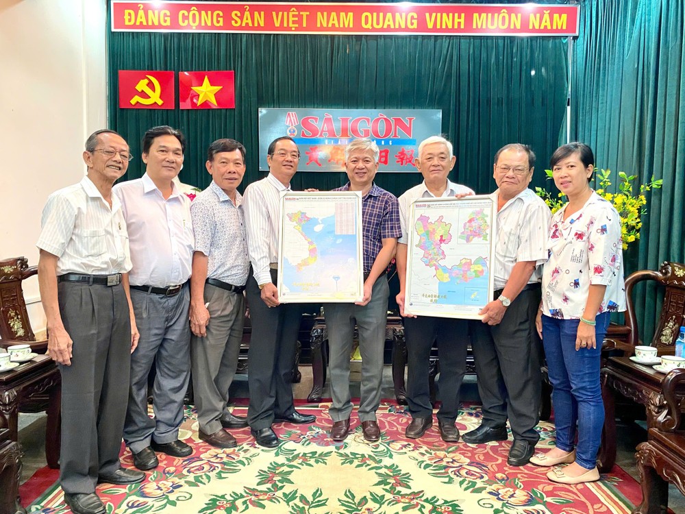 本报向土龙木天后宫赠送地图。 K4.jpg