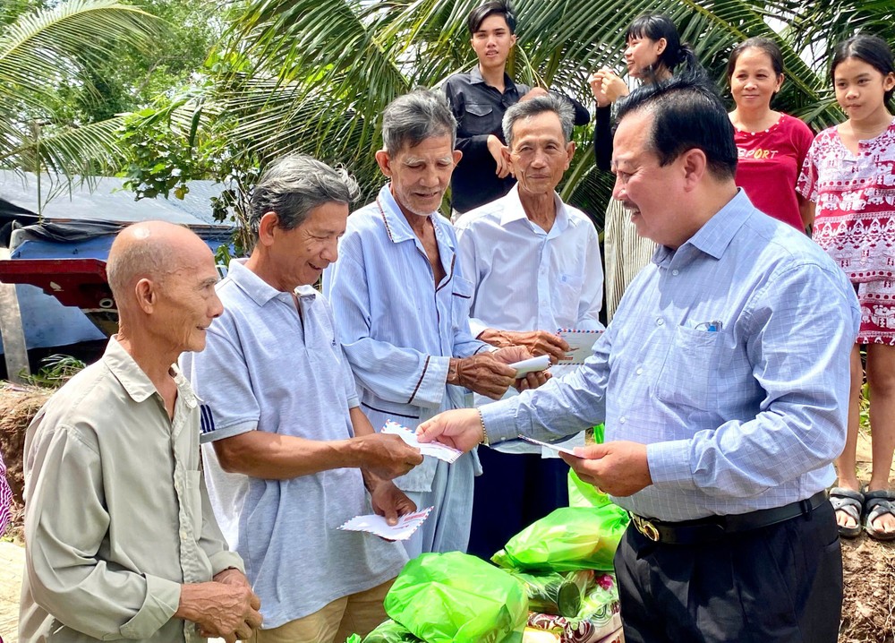 梁万荣先生向贫困乡民发送礼物。 my-hao4.jpg
