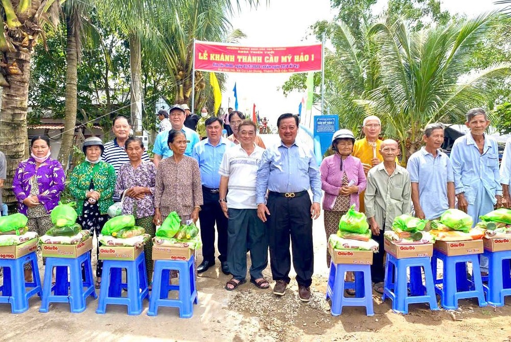 胡志霖先生向贫困乡民发送现金。 my-hao6.jpg