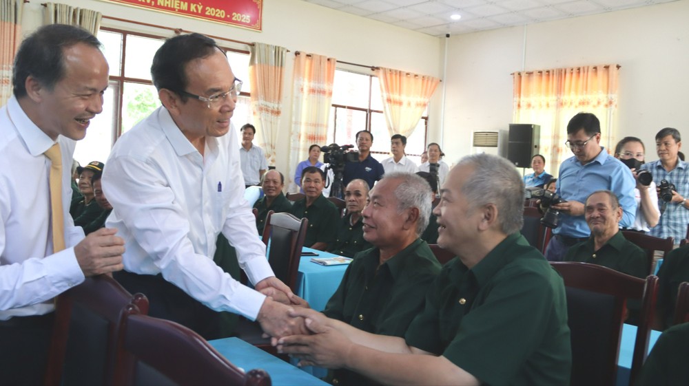 市委书记阮文年向各位荣军交谈。