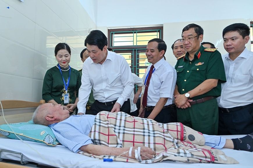 国家主席梁强及中央工作团探望慰问目前正在维仙荣军疗养中心接受治疗的荣军。(图:南英)