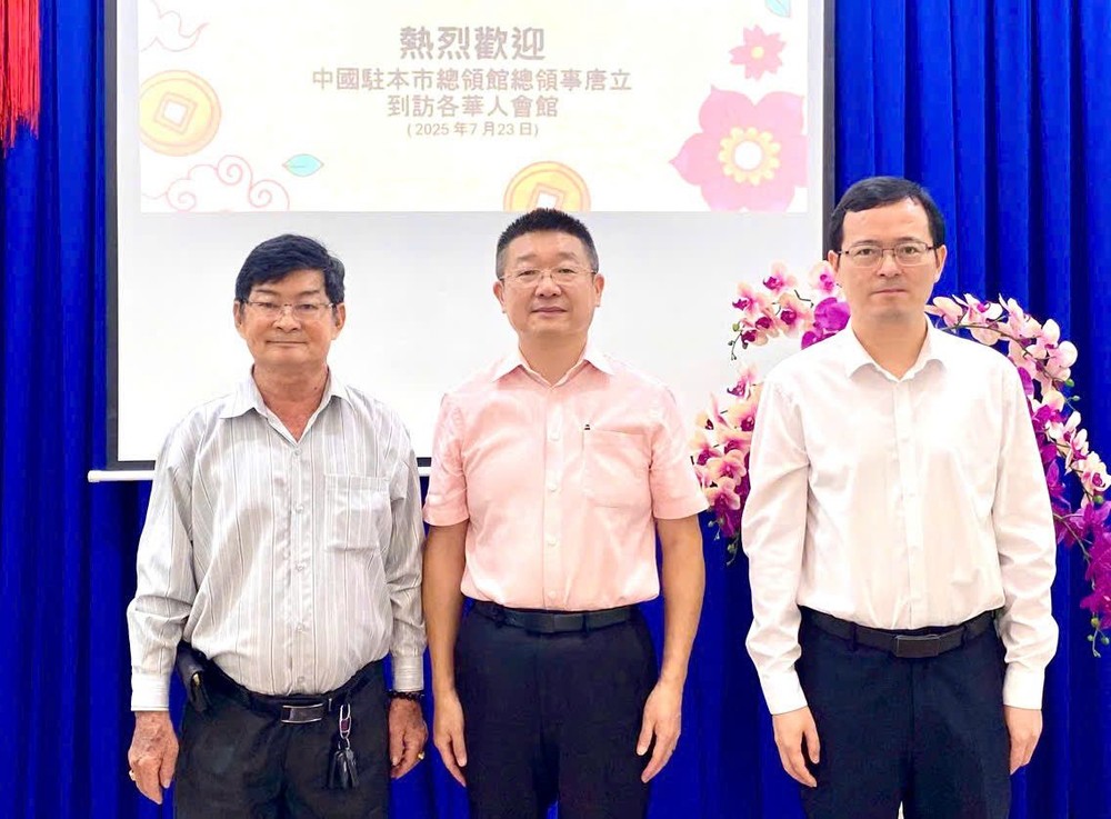 唐立总领事、徐州副总领事与三山会馆各副理事长留影。 K10.jpg