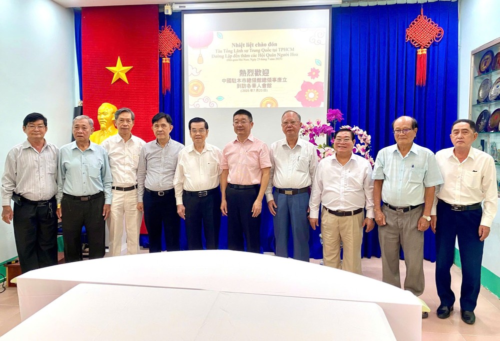 唐立总领事(左六)与各华人会馆理事长留影。 K2.jpg