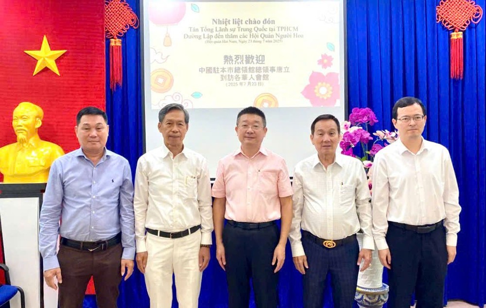 唐立总领事、徐州副总领事与义安会馆各正副理事长留影。 K5.jpg