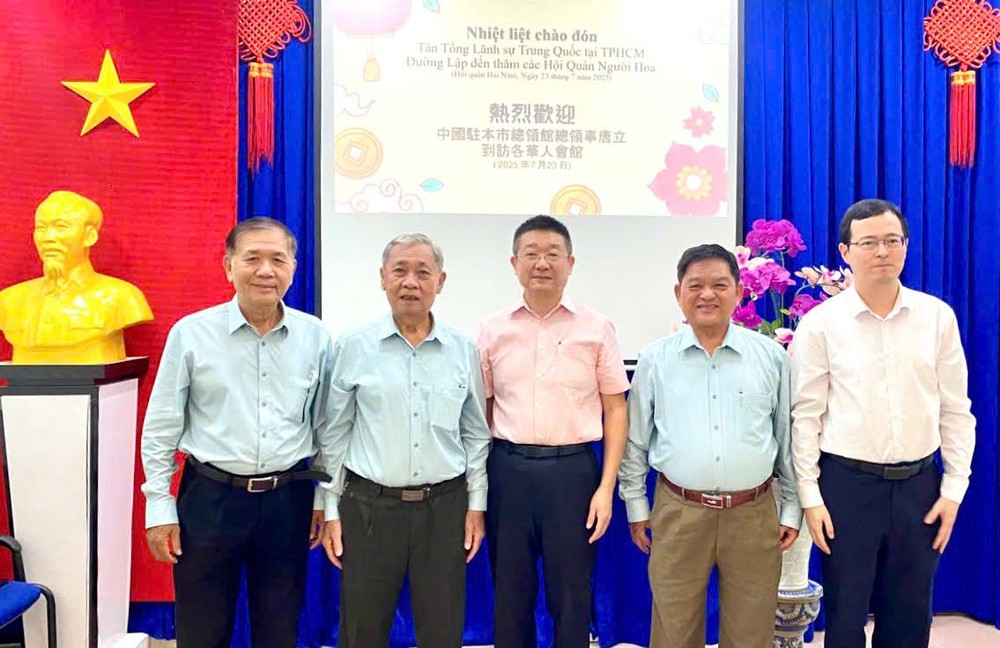 唐立总领事、徐州副总领事与崇正会馆各正副理事长留影。 K7.jpg