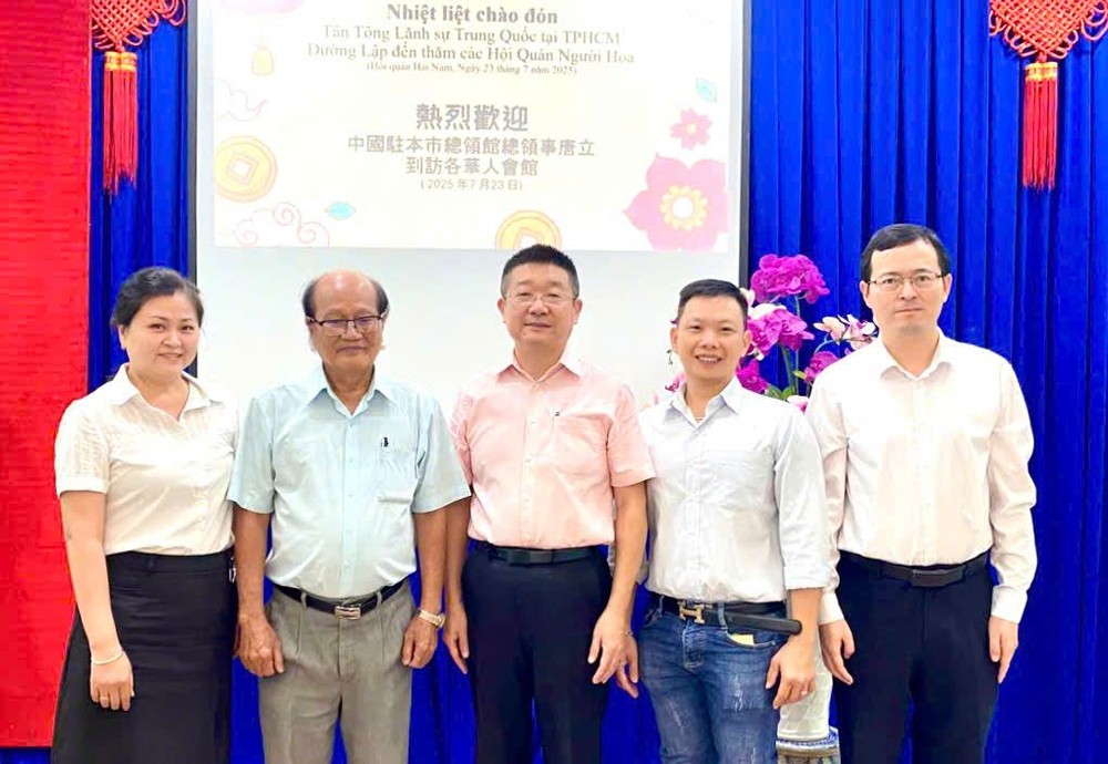 唐立总领事、徐州副总领事与温陵会馆各正副理事长留影。 K8.jpg