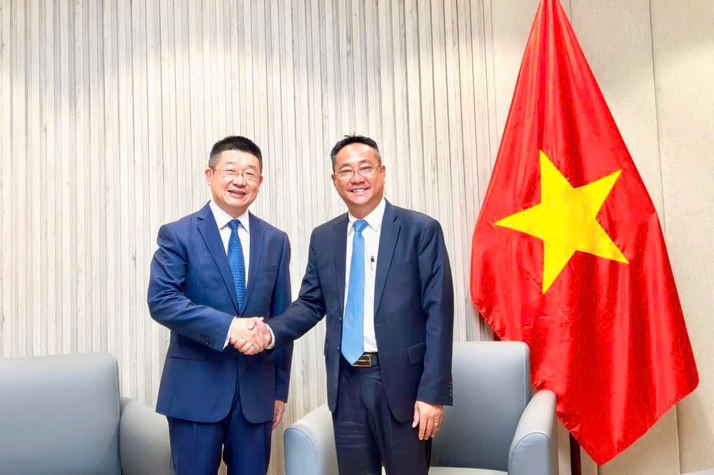 市外务厅代厅长范亦点(右)与中国驻本市总领事唐立会晤。 tq'.jpg