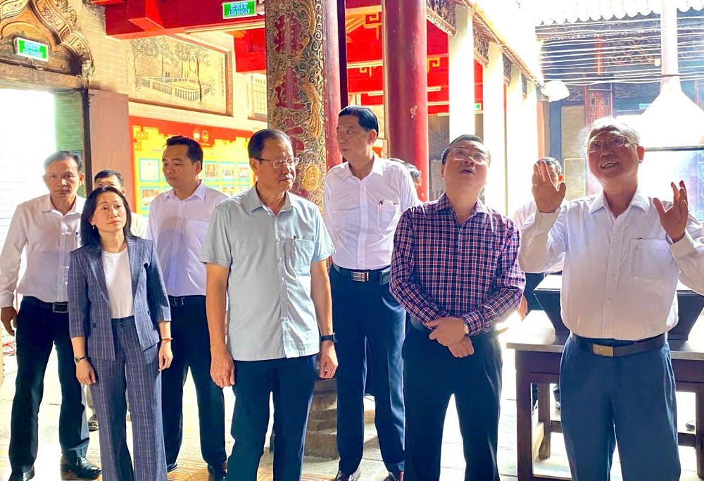 卢耀南理事长(右一)向民族与宗教厅代表团介绍穗城会馆历史。 TT2.jpg
