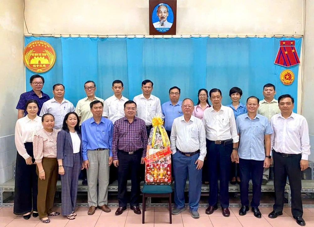 民族与宗教厅向穗城会馆赠送礼物。 TT5.jpg
