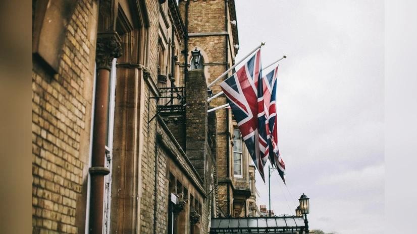 英国政府22日宣布推出专门针对非法移民犯罪集团及其协助者的制裁机制,旨在打击人口走私活动、强化边境安全。(图:互联网)