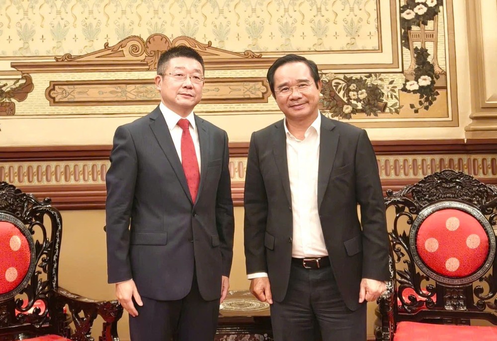 市人委会主席阮文得(右)欢迎中国总领事唐立前来履新。