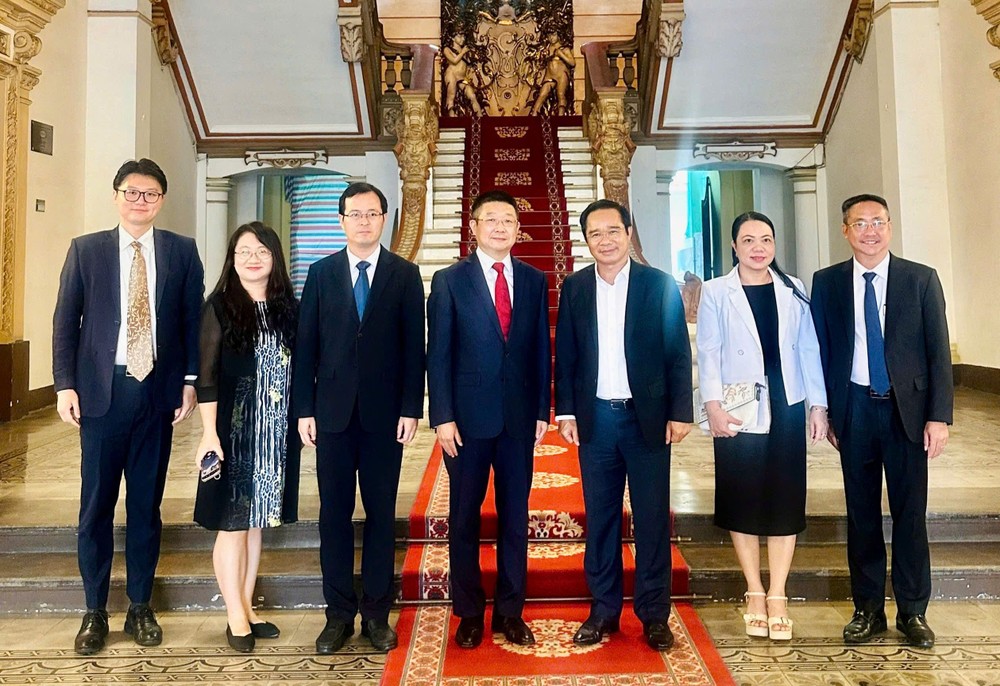 市人委会主席阮文得(右三)会见中国总领事唐立(右四)、副总领事徐州等领馆成员。 K3.jpg