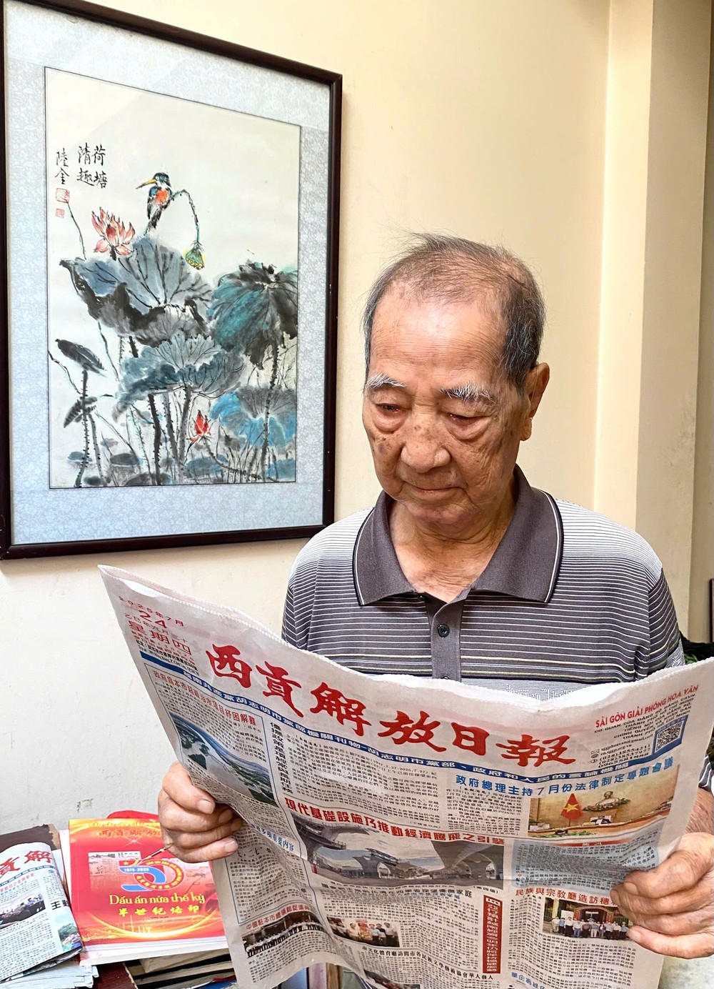 自华文《西贡解放日报》创刊五十年来,早已成为广大读者生活中不可或缺的精神粮食。其中,华文报成为华人画家、咏春拳武术师陆金,半个世纪以来每天必读的刊物。 cn270725 (4).jpg