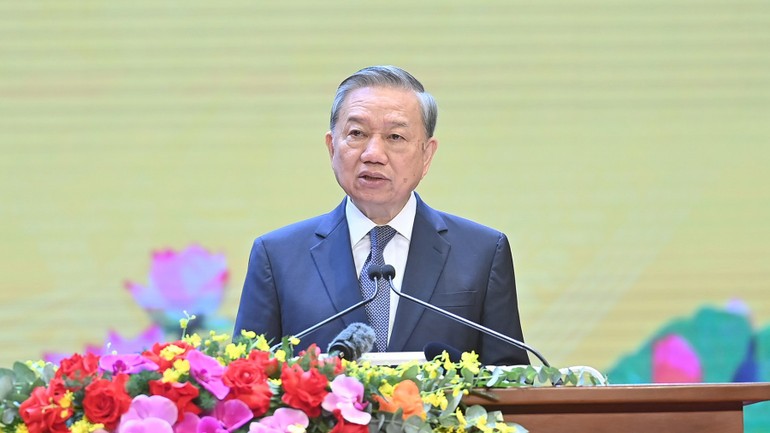 苏林总书记在会上致词。