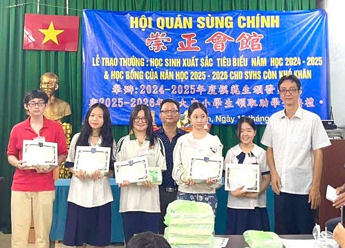 崇正兴宁福利会第十二届理监事向优秀子弟颁发奖学金。 SC2.jpg