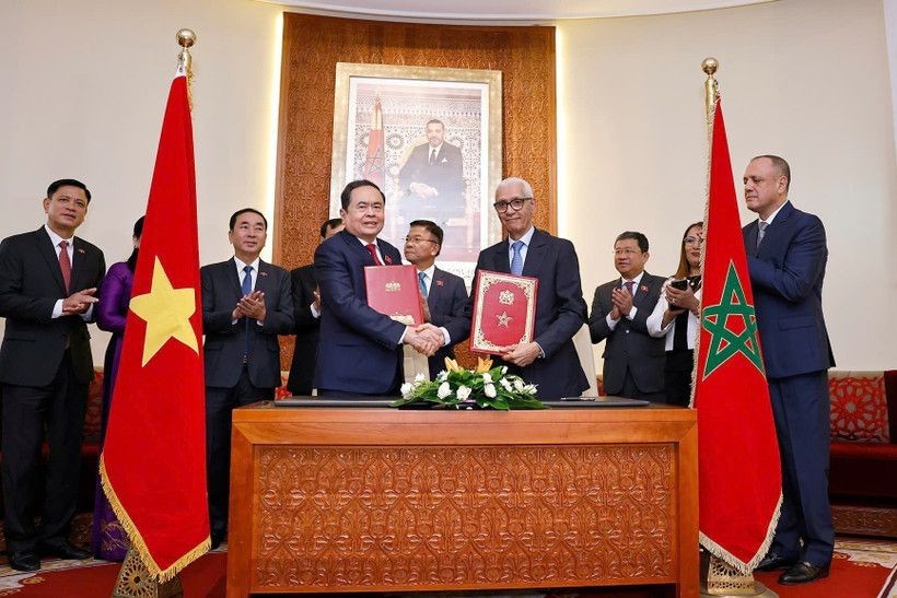 国会主席陈青敏与摩洛哥众议院议长阿拉米签署两国国会合作协定。(图:越通社)