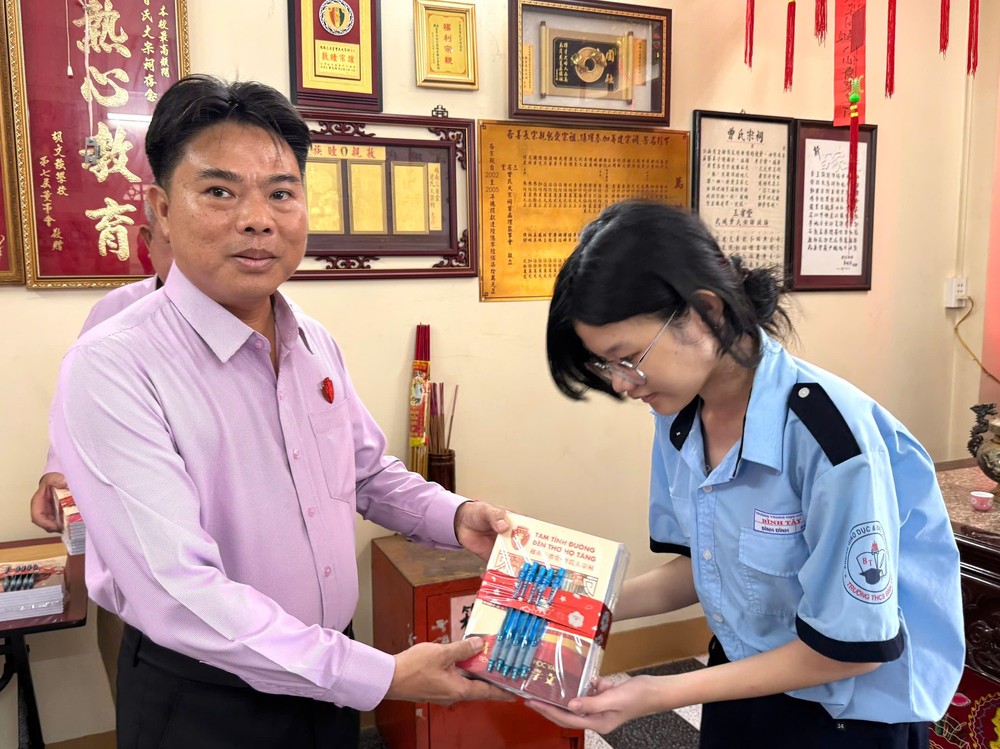 曾氏宗祠理事长曾超锦向大学生颁奖学金。 D2.jpg