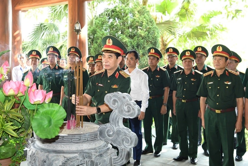 国防部长潘文江大将同国防部工作团在太原省各历史遗迹区向胡志明主席和各英雄烈士英灵上香缅怀。（图：人民军队）