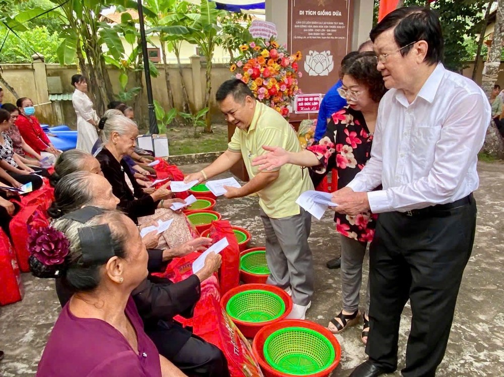 国家原主席张晋创和双成隆安塑胶公司董事长丁文森向革命家庭赠送铭恩礼物。 K2.jpg