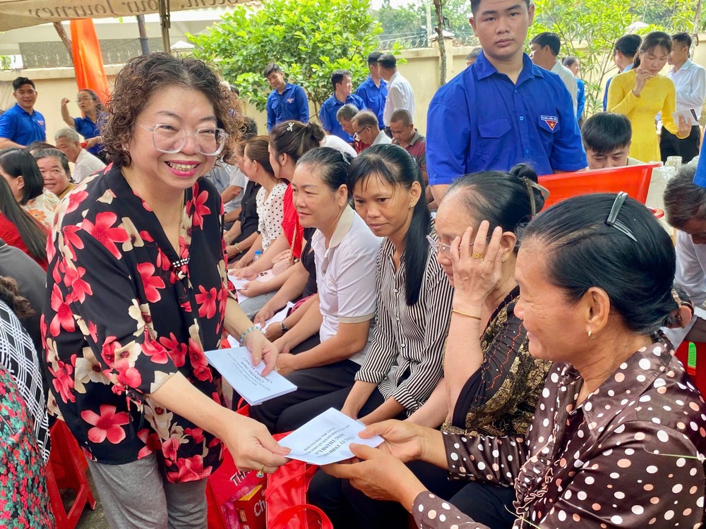 市各少数民族文学艺术协会常值副主席张四妹向革命家庭赠送铭恩礼物。 K3.jpg