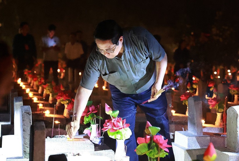 范明政总理出席长山国家烈士陵园缅怀英烈“点燃感恩烛光”仪式。(图:越通社)
