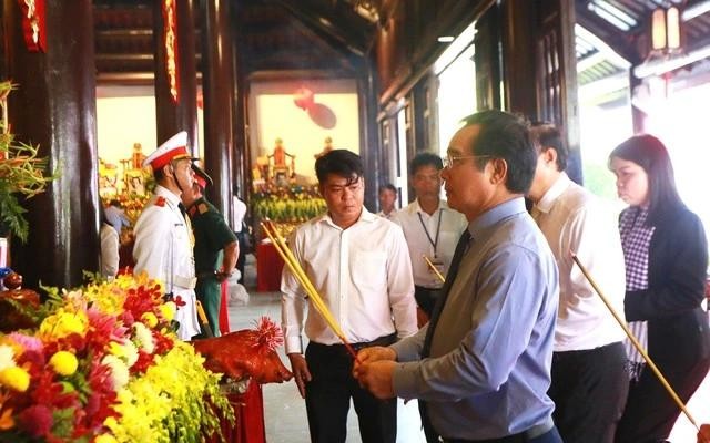 市人委会主席阮文得同代表团在崑岛祠堂上香缅怀英雄烈士。(图:元宇) 市人委会主席阮文得同代表团在崑岛祠堂上香缅怀英雄烈士。(图:元宇)