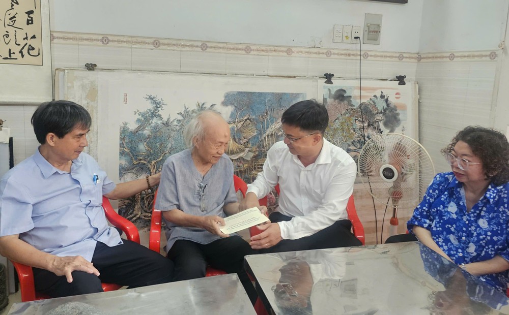 市领导探访人民艺人张路