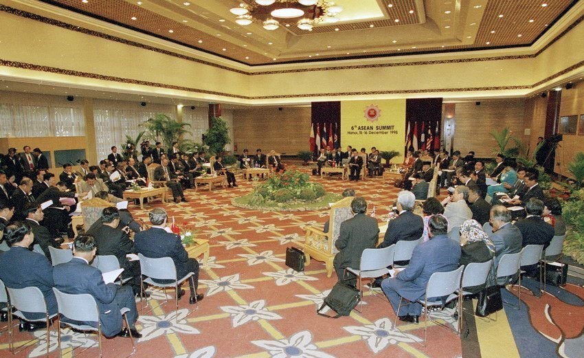 在第六届东盟峰会框架下,1998年12月16日召开的会议通过了《河内行动计划》和《河内宣言》。(图:越通社) 在第六届东盟峰会框架下,1998年12月16日召开的会议通过了《河内行动计划》和《河内宣言》。(图:越通社)