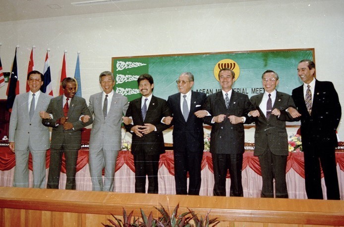 1995年7月28日,越南外交部长阮孟琴(右二)与东盟秘书长及东盟各国外交部长一同出席在文莱举行的越南正式加入东盟的接纳会议。(图:越通社) 1995年7月28日,越南外交部长阮孟琴(右二)与东盟秘书长及东盟各国外交部长一同出席在文莱举行的越南正式加入东盟的接纳会议。(图:越通社)